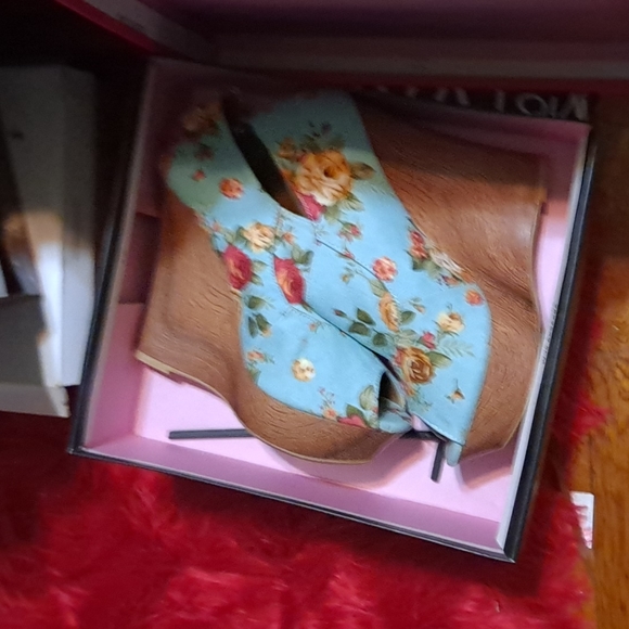 Shoes - Picture 3 of 9